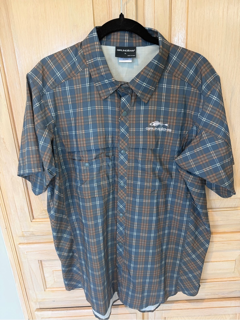 Men’s Short Sleeve Plaid Button-Up Shirt in Blue/Brown